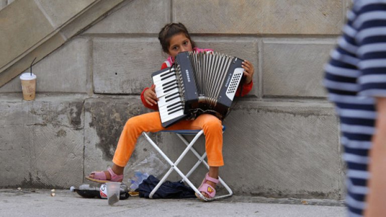 Помощите ще се обвържат с редовното посещаване на училище