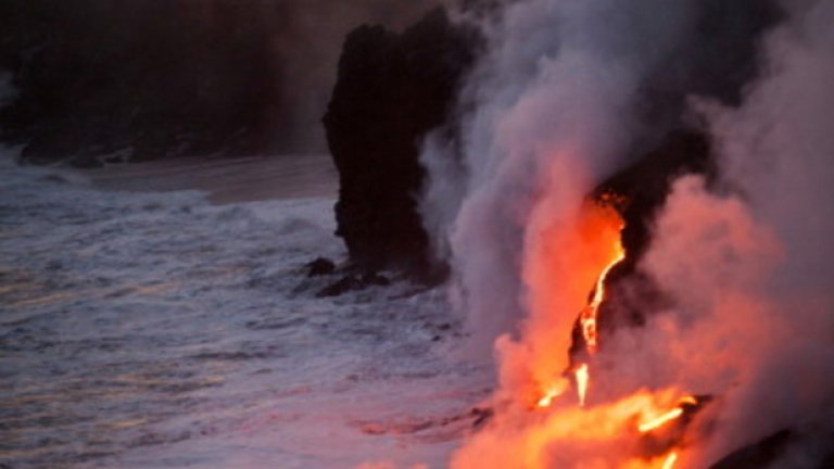 Вулканите в Хавай Хаваите са известни със своята дива естествена красота. На островите има три активни океана, които разпръскват лава на огромна височина - толкова високо, че могат да свалят хеликоптер. Така че - има шанс да посрещнете смъртта и докато летите с хеликоптер над тази жестока туристическа забележителност. Мислите, че това е преувеличено? Спомнете си тогава за 30-те души, намерили смъртта си от 1995-та насам, именно докато са обхождали мястото с хеликоптер