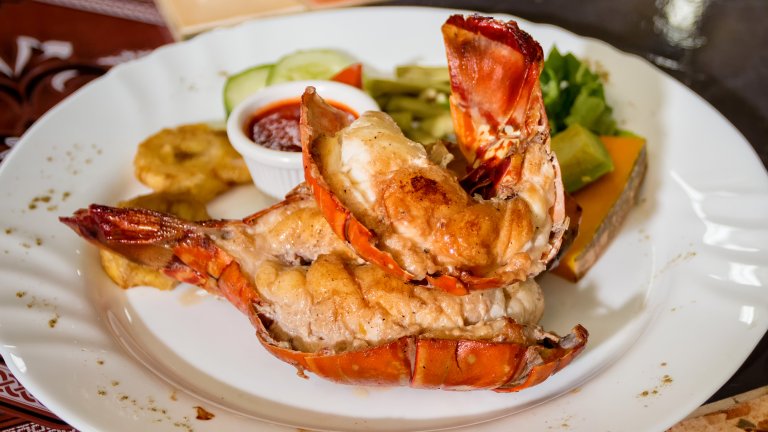 ОмарГоре-долу подобно е било положението с омарите, с тази разлика, че те направо са се приемали за вредители. Освен това външният им вид се е приемал за още по-отблъскващ и от този на стридите, колкото и парадоксално да звучи в момента това. Мнозина са приемали, че омарите всъщност не стават за ядене, с тях са хранели само бездомници и затворници.
С разширяването на железопътните мрежи в Европа и САЩ обаче омарите започват да достигат и до вътрешността на континентите и там се преоткрива финият сладникав вкус на тези морски дарове.