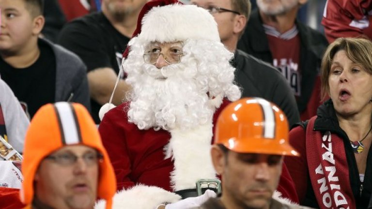 Фен, облечен като Дядо Коледа по време на мач от NFL между  Cleveland Browns и Arizona Cardinals в Глендейл, Аризона