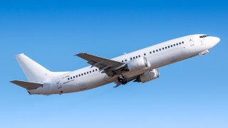 За момента няма точна информация какво се е случило със самолета, модел "Боинг 737-500"