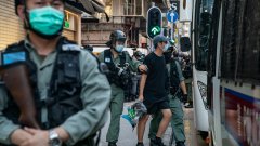 С него се криминализира всякаква подривна дейност и опити за отцепване от централата китайска власт (на снимката: арестуван мъж по време на продължаващите анти-правителствени протести в Хонконг)
