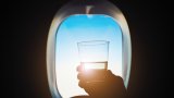 Доста хора опитват да помогнат на съня с алкохол в самолета, но това крие рискове