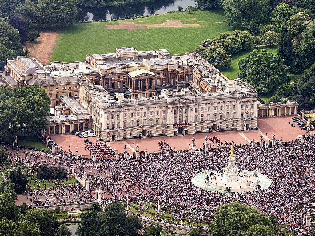 Buckingham_Palace_aerial_view_2016_(cropped)