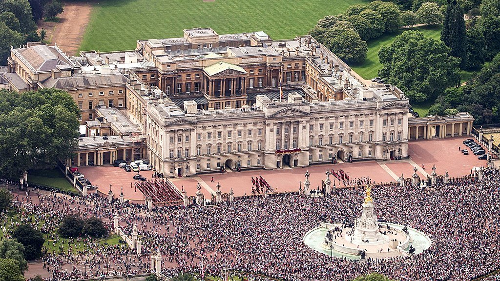 Buckingham_Palace_aerial_view_2016_(cropped)