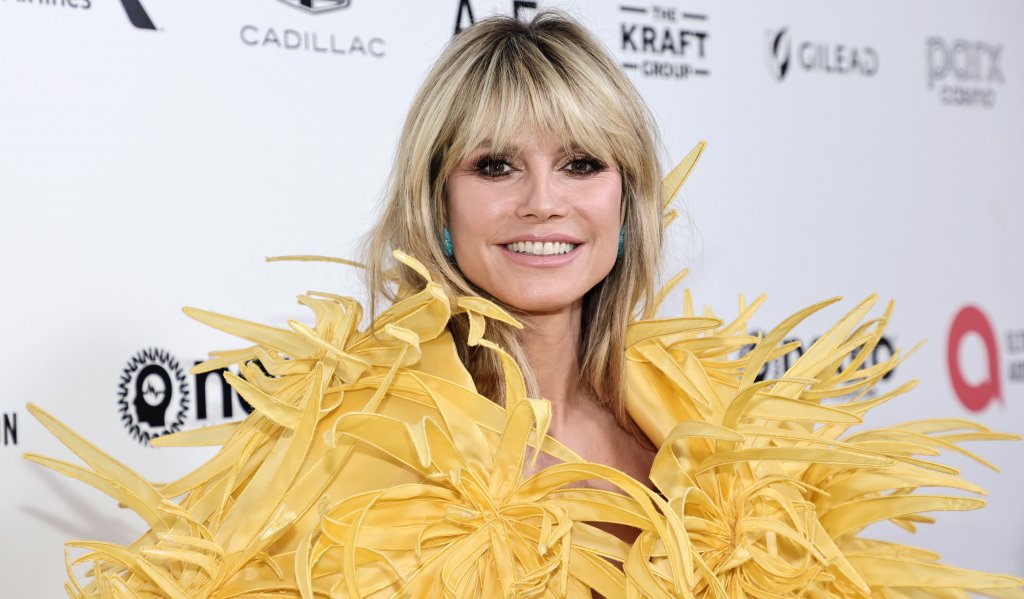 Хайди Клум
Едно време Хайди Клум разхождаше по подиума на Victoria’s Secret най-скъпо застрахованите крака в света, а на 1 юни тази година ще навърши 50 години. Времето си лети, но очевидно това няма значение, когато си била ангел на марка за бельо. И на 50 години Хайди запазва пропорциите си на модел, нищо че днес е по-известна с костюмите си за Хелоуин, отколкото с котешката си походка на подиума.