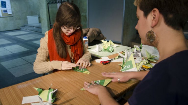 Инициативата по сгъване на оригами пилета. Организаторите на фестивала от Американската фондация за България обещаха за всяко направено пиле да добавят един лев в подпомагането на студентското кино