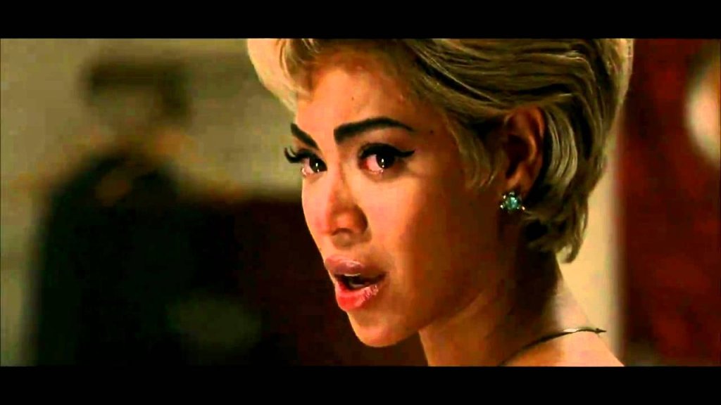 3. През 2010 година Бионсе дарява всичките си приходи от филма Cadillac Records, в който играе певицата Ета Джеймс. С парите Бионсе отваря център, в който да могат да се лекуват наркозависими. Докато се подготвя за ролята на Джеймс, която също се бори със