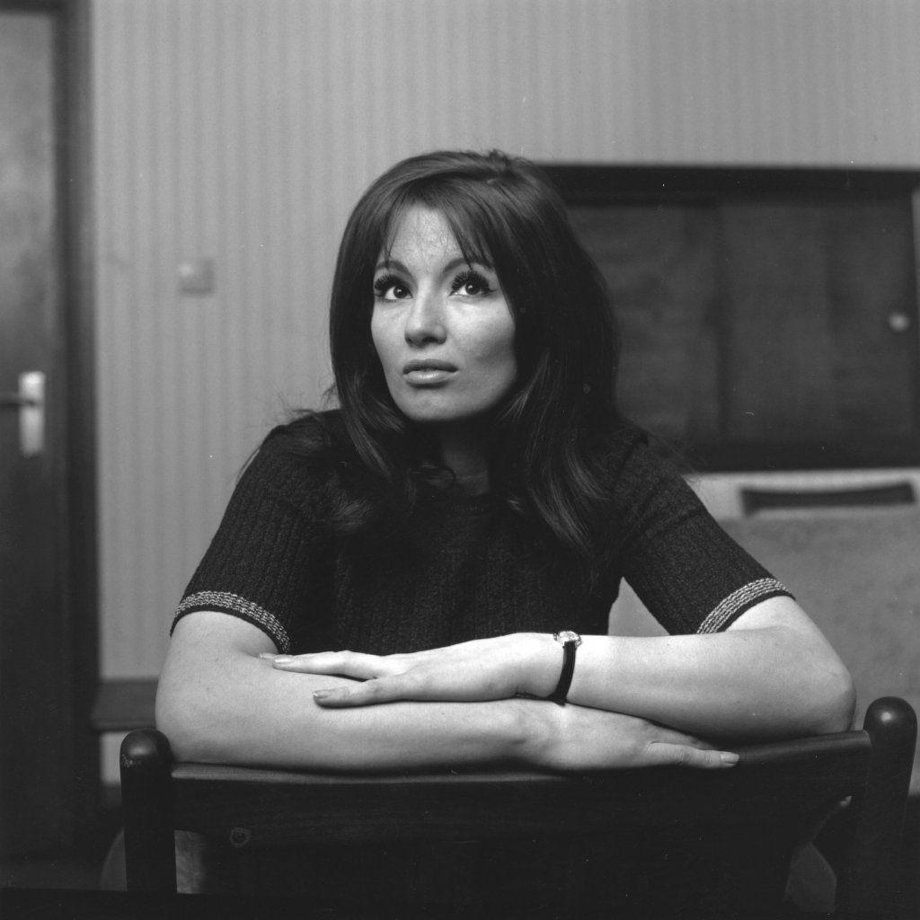 "Профумо"
Аферата “Профумо” е може би най-известният секс скандал от времето на Студената война. Той е свързан с британският министър на отбраната Джон Профумо. Проблемът в случая не е, че той поддържа извънбрачна връзка с 19-годишния модел Кристин Килер, колкото фактът, че по същото време тя има интимни отношения и със съветското военно аташе в Лондон Евгени Иванов.
Не е ясно колко дълго продължава този любовен триъгълник, започнал през 1961 г., но две години по-късно той става обществено достояние и предизвиква един от най-тежките политически скандали в историята на Великобритания.