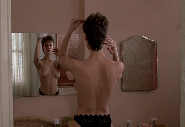 "Смяна на местата" (1983)  
 Непретенциозното разсъбличане на Джейми Лий Къртис пред огледалото разкрива чифт толкова... перфектни гърди, че всички си купиха билети за отчайващия филм "Perfect" на Къртис две години по-късно