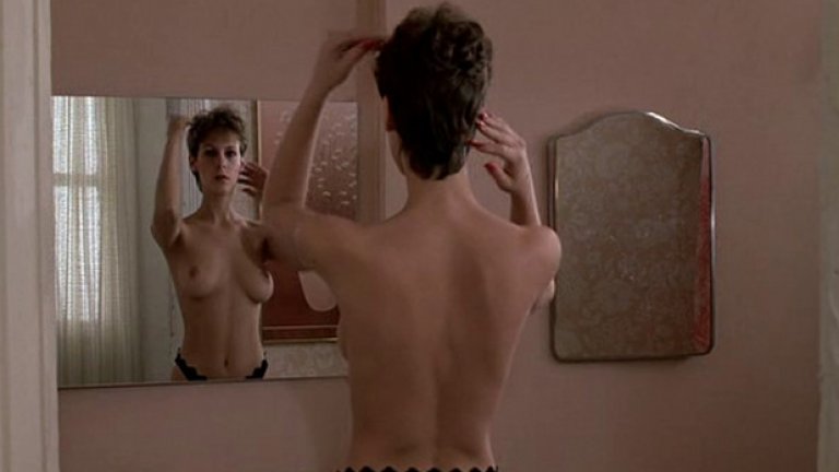  "Смяна на местата" (1983)  
 Непретенциозното разсъбличане на Джейми Лий Къртис пред огледалото разкрива чифт толкова... перфектни гърди, че всички си купиха билети за отчайващия филм "Perfect" на Къртис две години по-късно