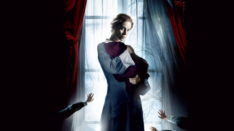 6. “Сиропиталището” (2007 г.) 
Оценка в IMDb: 7,4 от 10 звезди
Испанският хорър разказва историята на Лаура, която е израснала в сиропиталище без родители. Години след като го напуска, тя се връща с план да отвори нов център за грижа за изоставени деца. Но щом прекрачва прага отново, сякаш проклятие надвисва над живота ѝ.