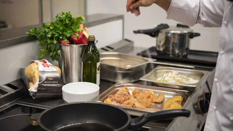 За Кавърмата:
1. Пилето се разделя на основните му части. За тази рецепта може да използвате:
• Гърди без кожа
• Месо от бут без кожа