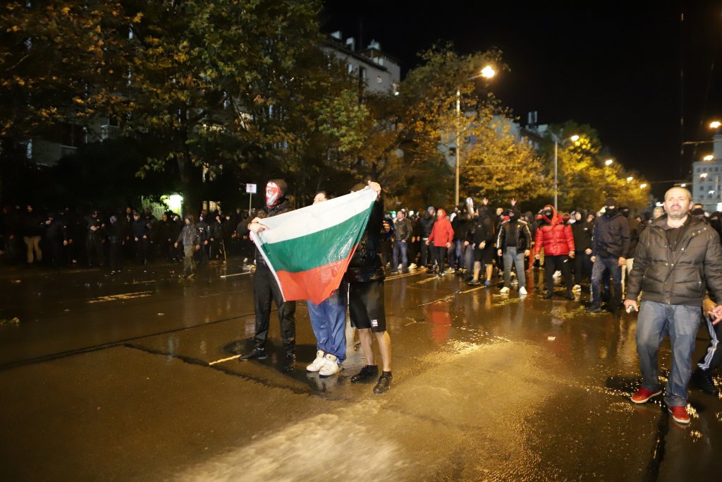 Погром в София: Протестът срещу БФС ескалира - бой, водни оръдия и запалени коли