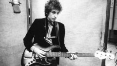 1. Боб Дилън

Дилън не се бои да опитва нови жанрове, преминава лесно от фолк към рок, от балади към електропоп