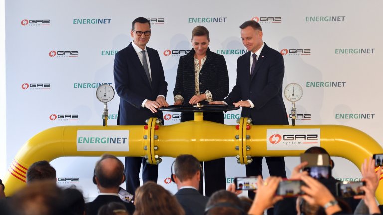 Президентът на Полша Анджей Дуда, премиерът на страната Матеуш Моравецки и премиерът на Дания Мете Фредриксен откриват газопровода, който свързва Полша и Норвегия.