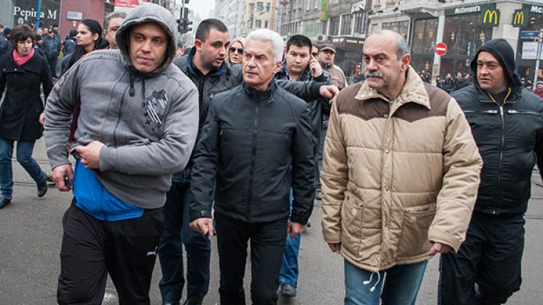 След поне половинчасово закъснение, лидерът се появи