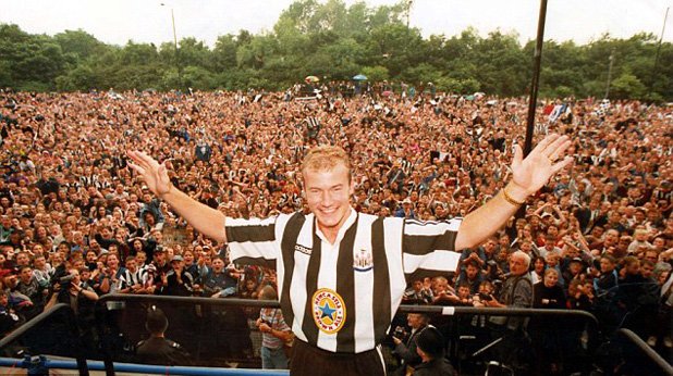 Алън Шиърър (от Блекбърн в Нюкасъл), 1996 г.
Гръм от ясно небе! Шиърър бе причината Блекбърн да стане шампион година по-рано, а същото лято бе отказал на Манчестър Юнайтед. Но мечтата на един град се сбъдна, когато Нюкасъл извади 15 милиона лири (световен рекорд) и върна голаджията на родното му място.
Шиърър подлуди Нюкасъл, като и до днес е култов герой за черно-белите.
