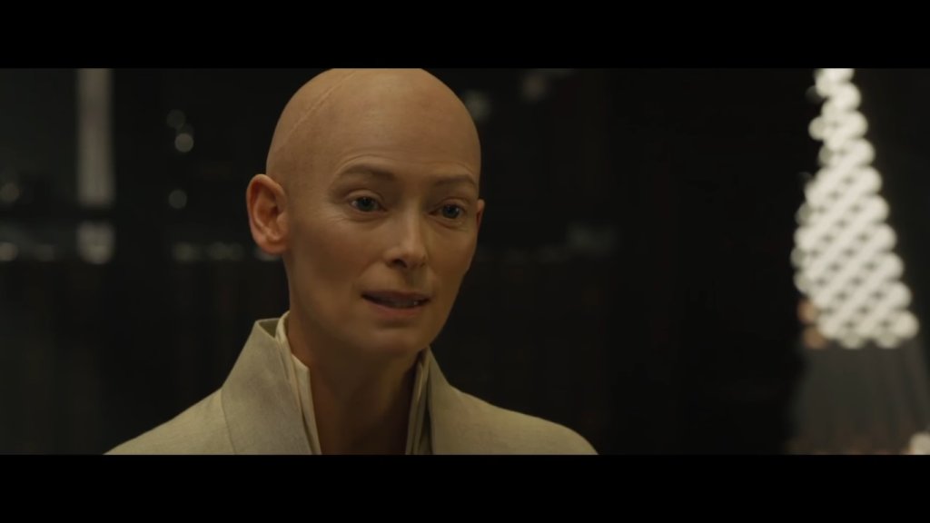 "Доктор Стрейндж" (2016) 
В комикса Древния е мъдър, възрастен мъж от Тибет. Във филма той е келтски мистик, игран от Тилда Суинтън.