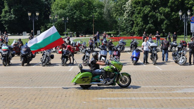 Мото протест блокира жълтите павета (СНИМКИ)