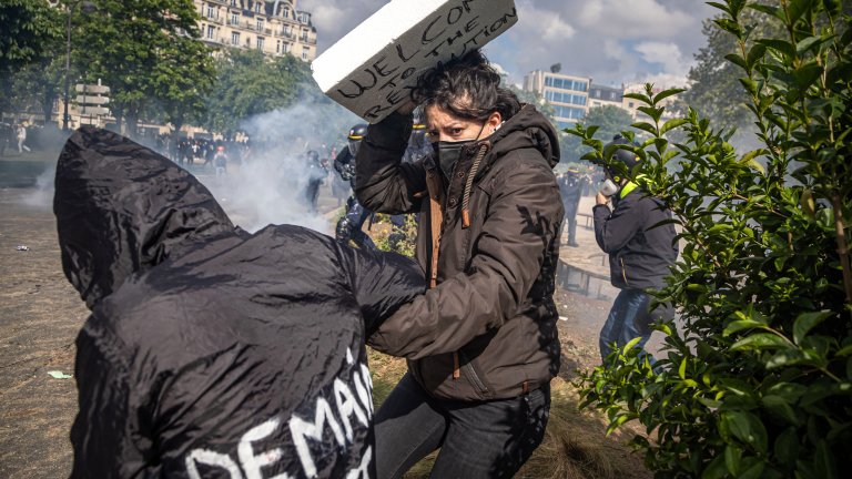 Стотици арестувани, палежи и сълзотворен газ за Деня на труда във Франция