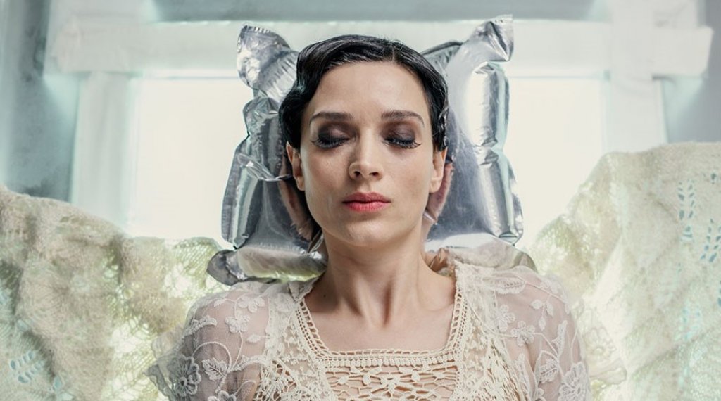 "φ1.618"
Последният проект на Теодор Ушев, вдъхновен от антиутопичната книга “Пумпал”, въвежда зрителите в живота на нов биологичен вид, който се опитва да напусне Земята. В центъра на тази мисия са Гаргара и Криптон, изиграни от Мартина Апостолова и Деян Донков, които поставят начало на приключение, в което са в постоянна надпревара с времето.