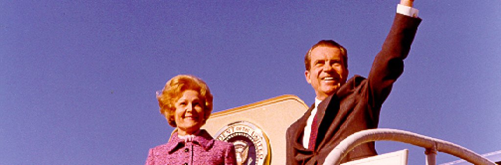 Nixons_wave_from_AFO_1972