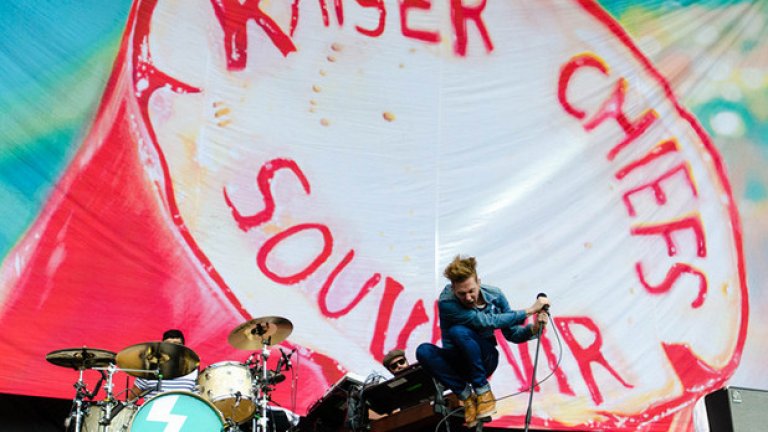 Kaiser Chiefs - Лийдс. През 2003 г. групата избра това название в чест на южноафриканския клуб, за който е играл защитникът на Лийдс Лукас Радебе. Преди време членовете на бандата оглавиха фенски протест срещу собствениците.