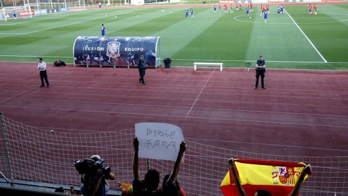 На тренировката на Испания ден след референдума имаше около 1000 човека, част от които скандираха: "Пике, копеле, вън от националния!" - очакван и дребнав отговор от група испански привърженици, които отдавна имат зъб на футболиста, заради позицията му относно Каталуния.