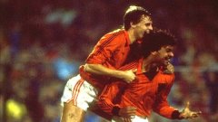 Авторът на първия гол в евроквалификацията през 1983 г., завършила 2:1, Петер Хутман поздравява автора на втория - младият Рууд Гулит
