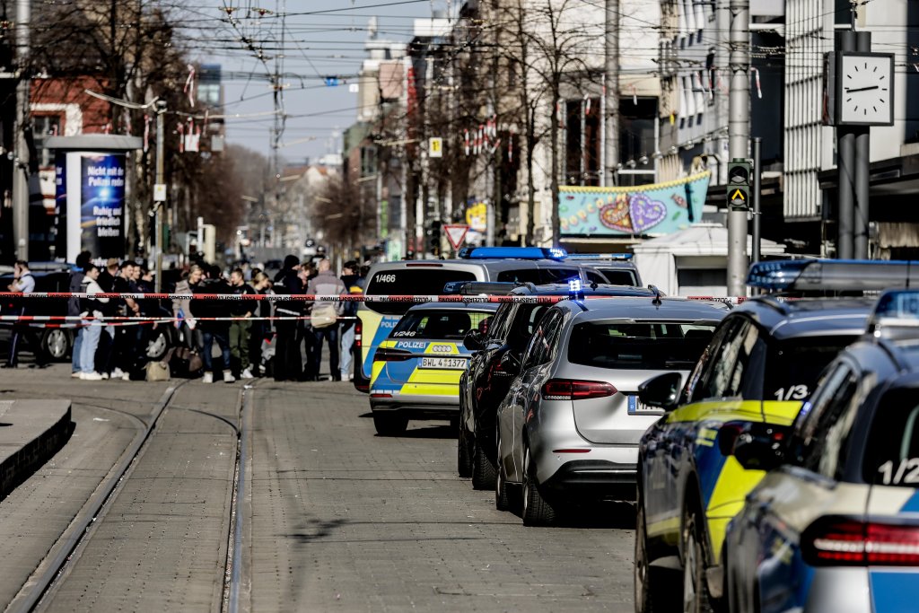 Кола се вряза в тълпа в германския град Манхайм