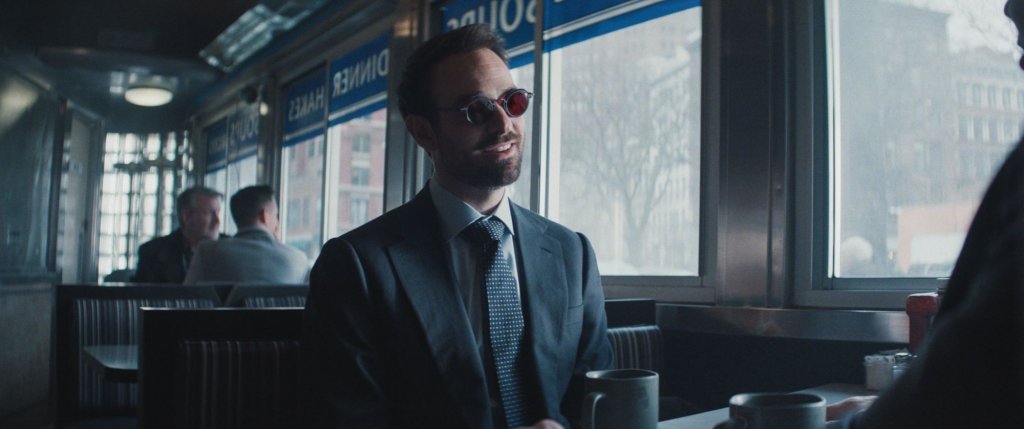 Daredevil: Born Again, сезон 2
Къде: Disney+
Историята проследява сблъсъка между адвоката Мат Мърдок (Дръзкия дявол) и бруталния подземен бос Уилсън Фиск (Кингпин), който използва позицията си на кмет на Ню Йорк, за да легитимира мафията и да подчини полицията и съдебната система. Жанрът се дефинира от типичните за криминалния трилър елементи – разследвания на заплетени престъпни схеми, брутални гангстерски войни за територия, съдебни битки и липса на ясна граница между доброто и злото.
