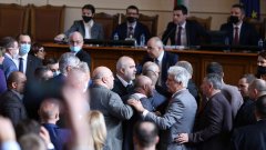 Депутатите от парламентарна група ГЕРБ скандираха "Оставка"