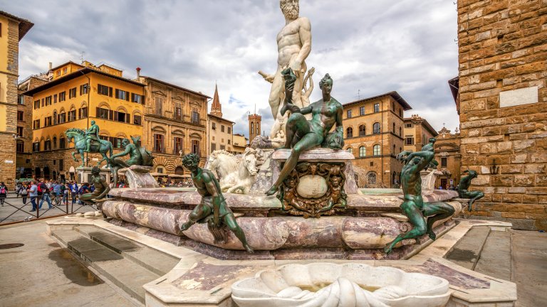 Пиаца дела Синьория, ФлоренцияРазбира се, няма как да пропуснем и самата Флоренция. Този площад приютява някои от най-легендарните произведения на изкуството, включително и забележително копие на Давид на Микеланджело. Фонтанът пък е дело на Бартоломео Анамати и в центъра му е Нептун в реален човешки ръст.