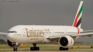 640px-A6-ENI_Emirates_Airlines_B777_(9800292493)