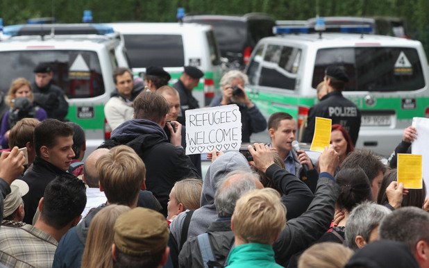 В Мюнхен имаше организация на доброволци и медицински пунктове по посрещането на бежанците, които в петък бяха изпратени с автобуси от Унгария към границата с Австрия по посока Германия