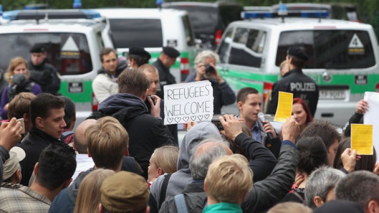 В Мюнхен имаше организация на доброволци и медицински пунктове по посрещането на бежанците, които в петък бяха изпратени с автобуси от Унгария към границата с Австрия по посока Германия
