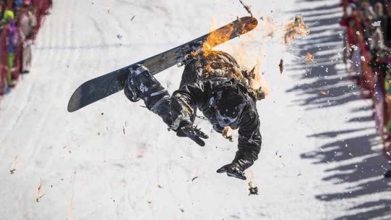 В сноуборда има и фрийстайл дисциплини, в които някои от по-лудите глави се хвърлят с горящи костюми. Опасно, но и много атрактивно.