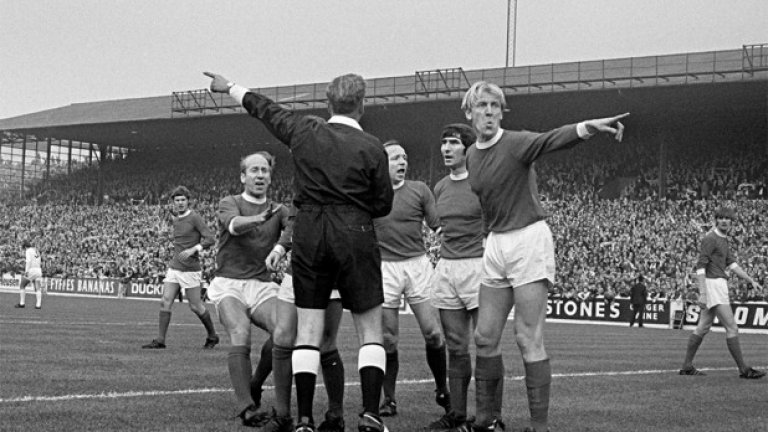 1970 г. Играчите на Манчестър Юнайтед Боби Чарлтън, Ноби Стайлс и Тони Дън протестират срещу съдийско решение на стадион "Елънд Роуд" в дерби срещу Лийдс.