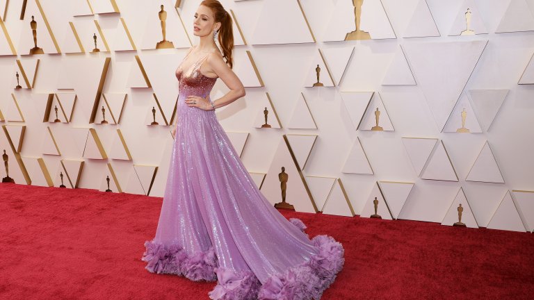 Джесика ЧастейнДжесика Частейн прикова погледите не само като победителка в категорията за най-добра актриса, но и с лъскавата си лилава рокля на Gucci. До последно не се знаеше дали актрисата ще мине по червения килим в знак на протест, че някои категории няма да бъдат наградени на живо. В крайна сметка тя реши да зарадва почитателите си.