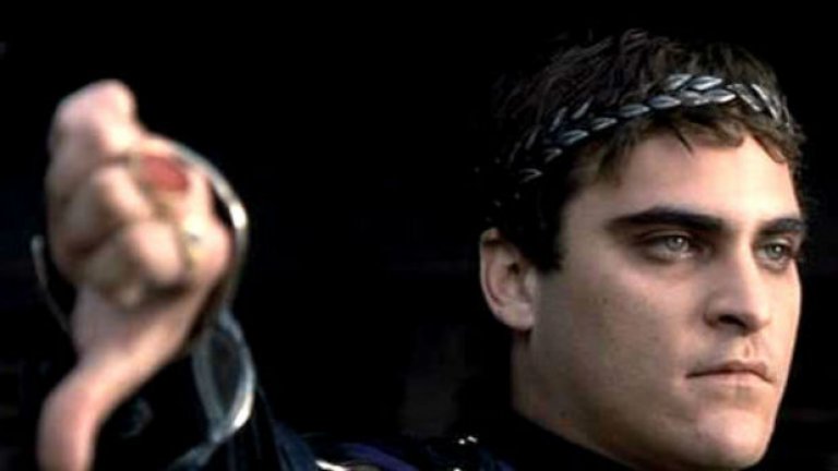 Обърнатият палец - символ на смъртта?
Типична сцена от всеки монументален филм за древните римляни: двама гладиатори с тежки брони се бият на живот и смърт. Единият рухва на земята, тялото му е покрито с безбройни рани, кръвта му се стича по пясъка на арената, а той вдига ръка, за да признае капитулацията си. Тълпата обаче сочи с палец надолу, така както и императорът в своята ложа. Победителят пробожда с меч тялото на падналия. 
Днес се смята, че жестът с обърнатия палец е бил символ за смърт в арените на Древния Рим. Режисьорът Ридли Скот го използва и във филма си "Гладиатор" през 2000 г. 
На практика обаче може да се окаже, че значението е невярно. Историците смятат, че вдигнатият нагоре палец символизира извадения меч, т.е. именно той е служил за разрешение за убийството на победения гладиатор. 
Според една от теориите - помилването на падналия е символизирано чрез притискането на палеца между останалите пръсти на ръката и дланта - т.е. със съвременния жест "стискам палци". 
Как изобщо се е стигнало до тази фалшива легенда? Със сигурност тя е възникнала в модерните времена. Важна роля е изиграла картината на френския художник Жан-Леон Жером "Pollice verso" ("обърнат палец" от латински) от 1872 г. Тя представлява сцена, каквато беше описана в началото: Победоносният гладиатор притиска съперника си в прахта и чака присъдата на публиката, която настоява за смърт на победения с палец надолу.