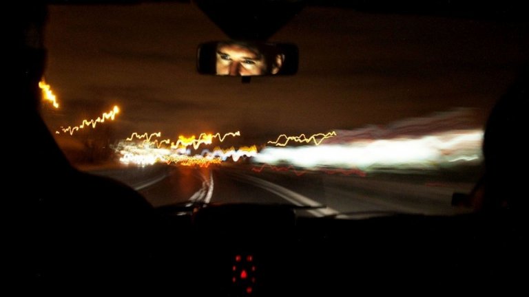 Естетиката на "Изгубената магистрала" я има на толкова много места в "Туин Пийкс: Завръщането" - от дългите заплашителни кадри на шофиране по празни магистрали до дълбоката нощ.