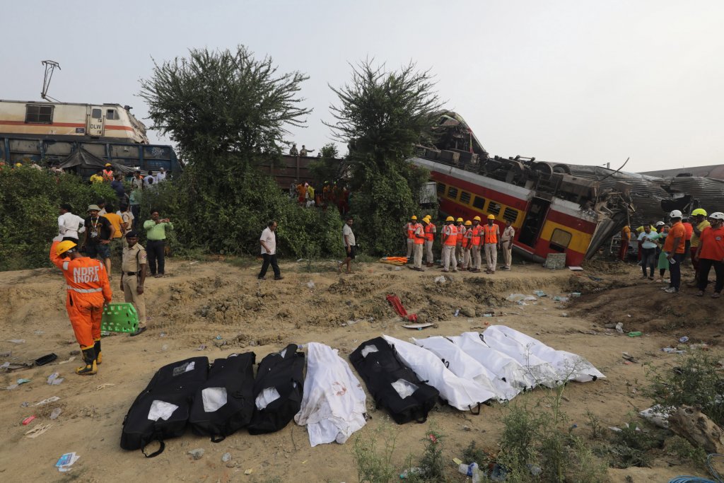 Поне 280 загинали във влакова катастрофа в Индия