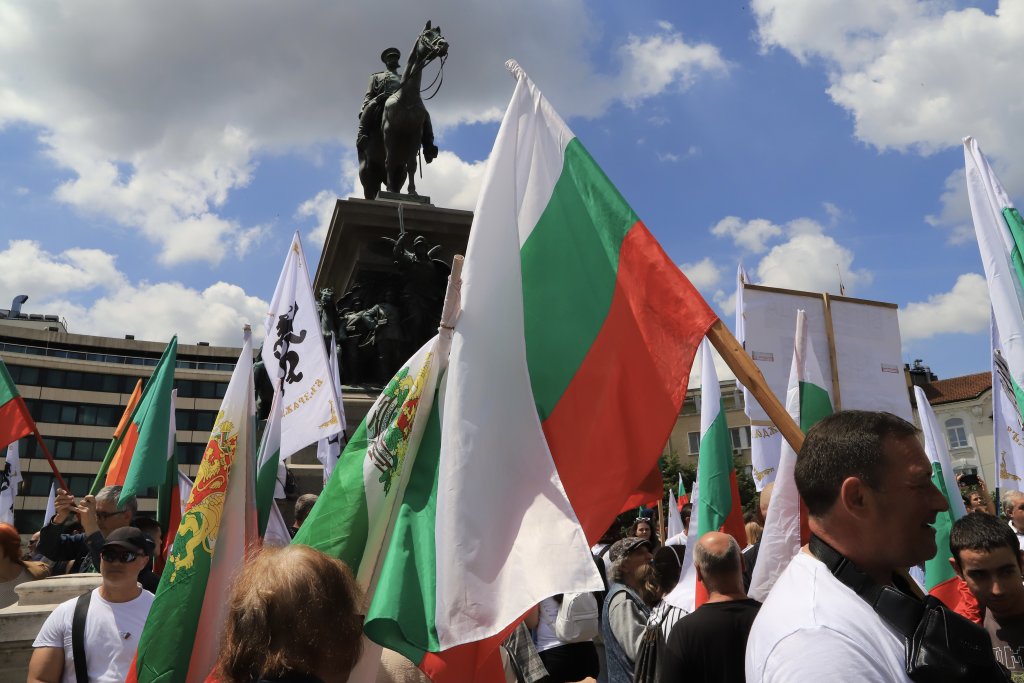 "Възраждане" и "Левицата" на протест срещу правителството в София