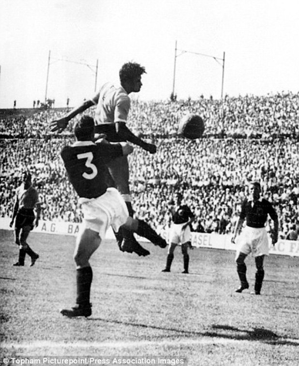 Една от най-унизителните загуби на Шотландия е тази с 0:7 от Уругвай на Мондиала през 1954-а година. На снимката Джок Еърд се бори за топката с Жулио Абади 

