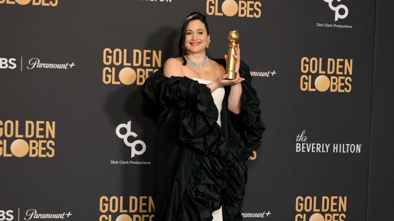 Бяла рокля с черно наметало носеше актрисата Лили Гладстон от "Убийците на цветната луна". Тоалетът е дело на модна къща Valentino.