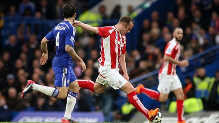 Такъв гол се вижда веднъж на няколко години. Чарли Адам от Стоук стреля от над 55 метра, виждайки, че вратарят на Челси Тибо Куртоа е излязъл няколко крачки пред наказателното поле.