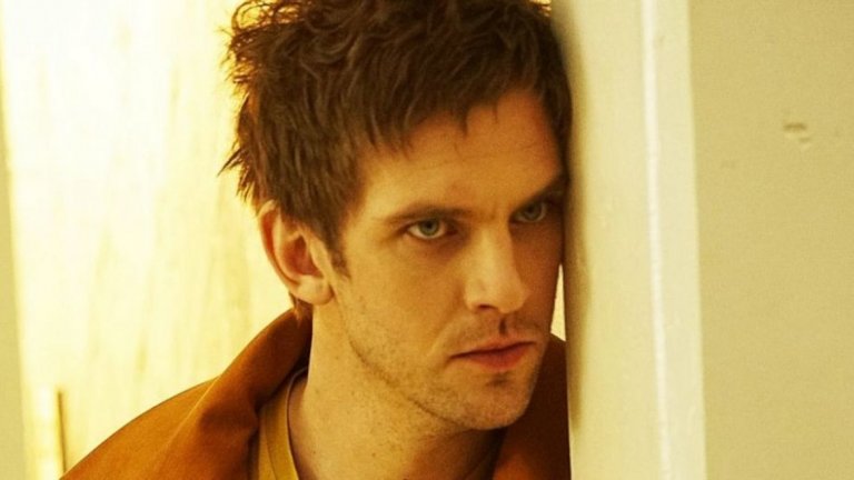 Стивънс влиза в обувките на Дейвид Холър - млад мъж, диагностициран с шизофрения, който се оказва притежател на свръхспособности.