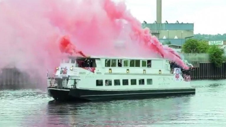 2. Феновете са световна класа. И за да не се спираме на всеки клуб по отделно, ще обърнем внимание на Нотингам Форест – отбор, който в последните години имаше много проблеми с предишните си собственици, но любовта на феновете не угасна. Привържениците се събират преди всеки мач, като в един от последните случаи клубната легенда Колин Барет пресъздаде гола си от 1978 г. срещу Ливърпул в Купата на европейските шампиони.