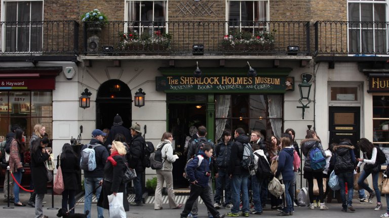 Музеят на Шерлок Холмс е непрекъснато окупиран от туристи. Колко от тях обаче знаят чия собственост е сградата на "Бейкър Стрийт"?